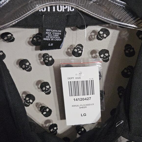 Black Flocked Skull Hot Topic Button Down Top Shirt LG Large Goth Emo Scene Alt - Picture 3 of 7